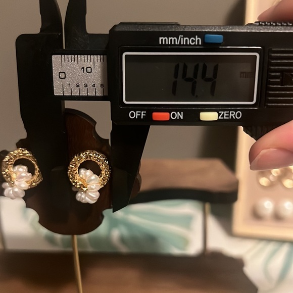 French Chic Double Circle Pearl Stud Earrings - Picture 4 of 5